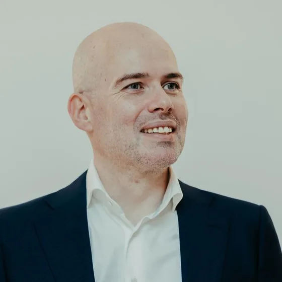 Portret van Joey de Laat, Transformatieadviseur Customer & Employee Experience bij Engaging UX Design